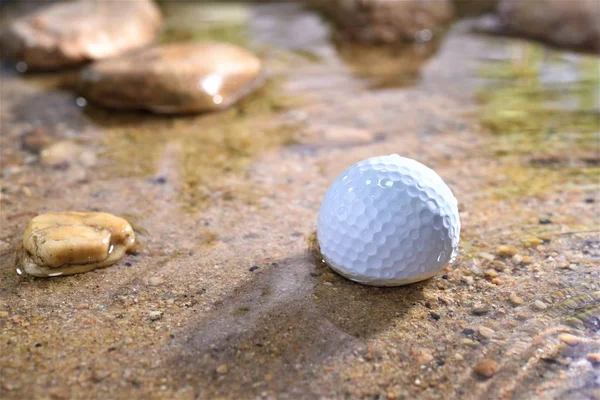 Golfbal Gevaar Voor Water — Stockfoto