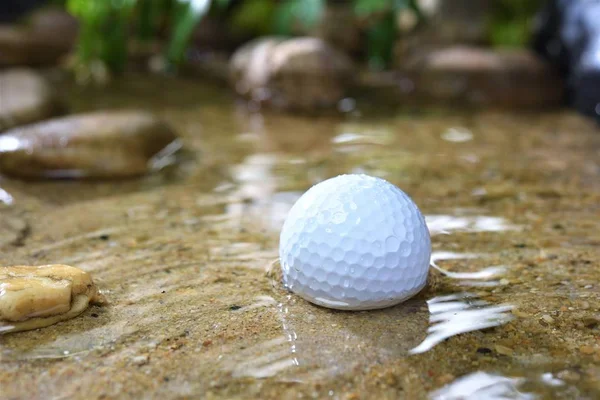 Golfbal Gevaar Voor Water — Stockfoto