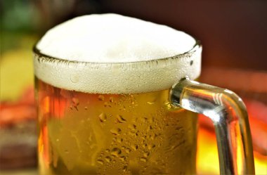 barbekü ızgara arka plan üzerinde soğuk bira cam closeup üst kısmı 