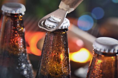 barbekü arka plan üzerinde açacağı closeup ile bira şişeleri