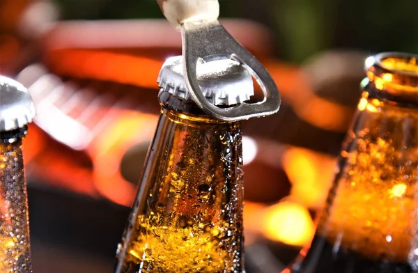 Butelki Piwa Otwieraczem Zbliżenie Tle Grilla — Zdjęcie stockowe
