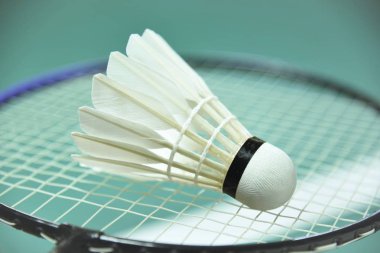 yeşil kortta badminton raket ve shuttlecock closeup