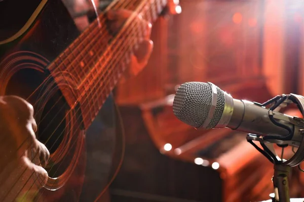 Microphone Closeup Guitar Playing Front Piano Background — Stock Photo, Image