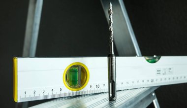 İnşa seviyesi ve küçük matkap