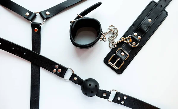 BDSM siyah deri seks nitelikleri: kelepçe, seks oyuncağı, top ağzı, deri kemer