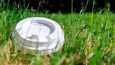 Çevre kirliliği: plastik kapak çim yatıyor.