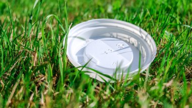 Çevre kirliliği: plastik kapak çim yatıyor.