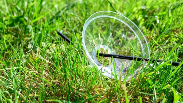 Çevre kirliliği: plastik kapak çim yatıyor.