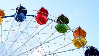 Dönme dolabın birkaç renkli kabini var.