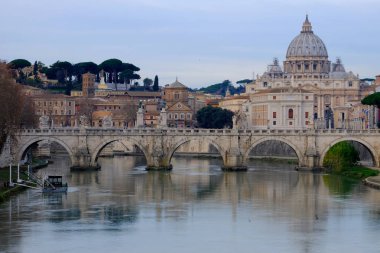 Roma, İtalya. Saint Peter Bazilikası'na San Pietro ve Sant'Angelo Eliev Köprüsü, Vatikan kubbe Tiber Nehri üzerinde. Şafak günbatımı zamanı Cityscape