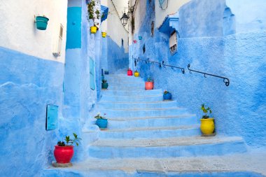 Sokak peyzaj, eski tarihi Ortaçağ şehir mavi hefchaouen Fas