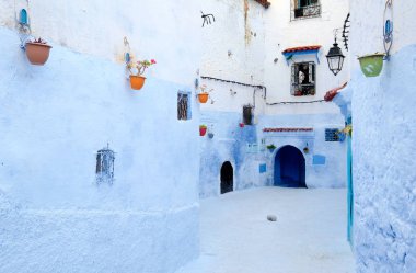 Sokak peyzaj, eski tarihi Ortaçağ şehir mavi hefchaouen Fas