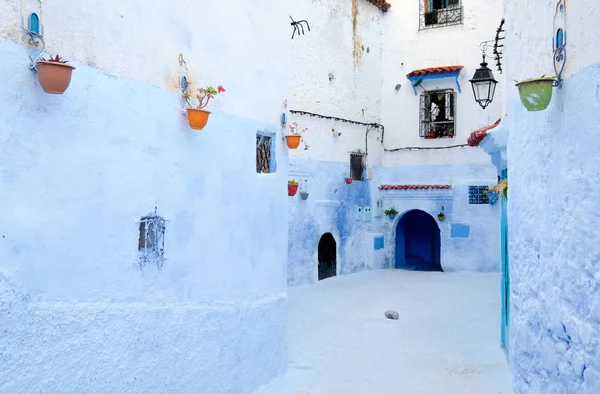 Sokak peyzaj, eski tarihi Ortaçağ şehir mavi hefchaouen Fas