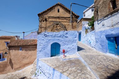 Sokak peyzaj, eski tarihi Ortaçağ şehir mavi hefchaouen Fas