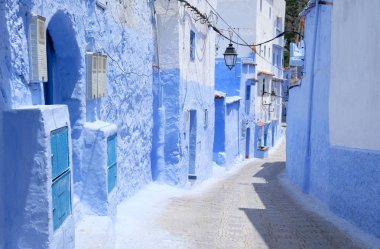 Sokak peyzaj, eski tarihi Ortaçağ şehir mavi hefchaouen Fas