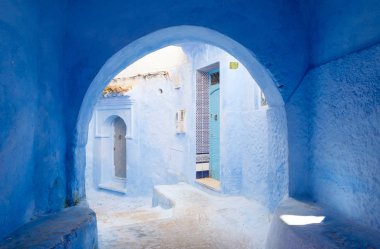 Sokak peyzaj, eski tarihi Ortaçağ şehir mavi hefchaouen Fas