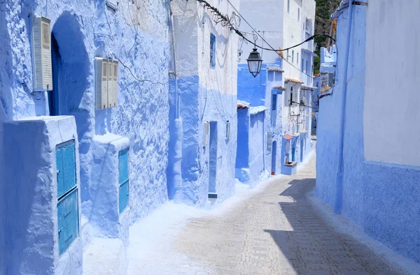 Sokak peyzaj, eski tarihi Ortaçağ şehir mavi hefchaouen Fas