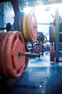 Spor salonunda barbells ve egzersiz makineleri için plakalar
