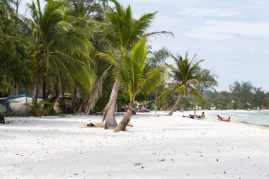Koh Rong Adası, Kamboçya - 6 Nisan 2018: tropikal plaj beyaz kum ile ve rahatlatıcı turistler. Egzotik ada cenneti. Plaj pastoral gün. Avuç içi ile plaj manzarası. Yaz tatil tropikal Seaside