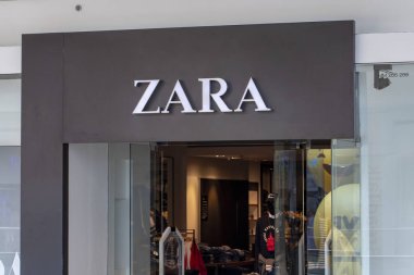 Manila, Filipinler - 22 Mart 2018: Zara marka mağaza giriş Sm Mall of Asia alışveriş merkezi. Moda mağaza etiket. Rahat kıyafet dükkanı. Ünlü perakende şirketi. Kadın ve erkek giyim markası