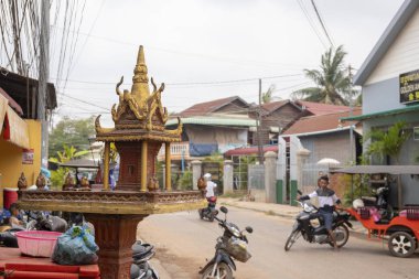 Siem Reap, Kamboçya - 25 Mart 2018: küçük açık Budist Tapınağı ile cadde görünümü. Tipik Kamboçyalı sokak altın Budist Tapınağı. Khmer insanların sokak yaşam. Günlük yaşamda Budist ayini