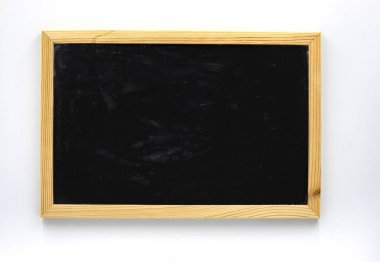 Ahşap çerçeve içinde boş yazı tahtası beyaz arka plan üzerinde düz yatıyordu fotoğraf. Kara tahta üzerinde beyaz metin yer ile. Okul afiş şablona geri. Boş tebeşir tahtası mockup tebeşir yazı veya kroki için