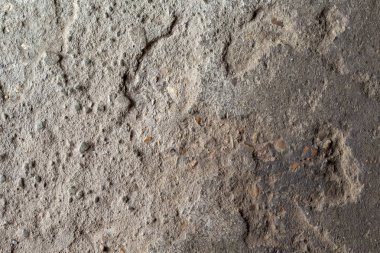 Grunge taş doku fotoğraf. Doğal taş arka plan. Kaya kabartması yıpranmış. Eski taş bina yüzey closeup duvar. Taş doku sıkıntılı. Katı inşaat malzemesi. Aşınmış kaya oluşumu