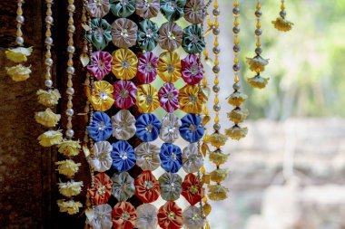 Çiçek dekorasyon Budist Tapınağı. Kamboçyalı Tapınağı iç çiçek dekor. Budizm festival dekorasyon. El yapımı ve doğal çiçek çelenk. Güney Asya'da şenlikli dini ayin