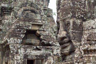 Antik Budist Tapınağı Bayon Angkor Wat karmaşık, Kamboçya Yosunlu taş yüzü. Antik mimari kayboldu medeniyet. Khmer sanat. Antik tapınak taş yüzü. Kamboçyalı yeri