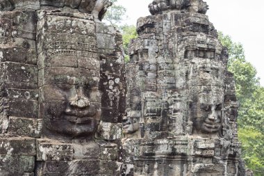 Taş gülümseme antik Budist Tapınağı Bayon Angkor Wat karmaşık, Kamboçya ile yüzleşmek. Antik mimari kayboldu medeniyet. Khmer sanat. Antik tapınak taş yüzü. Kamboçyalı yeri