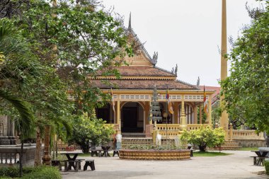 Budist mimarisinde Wat Damnak pagoda, Siem Reap, Kamboçya. Geleneksel Tay dili veya khmer pagoda. Budist Tapınağı süsleme ile. Çatı gable son. Budist wat ve park. Kamboçyalı gezi seyahat