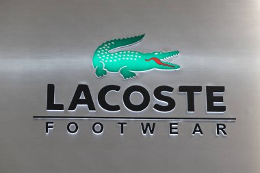 Manila, Filipinler, 22 Mart 2018: Lacoste marka adı üzerinde Sm Mall of Asia alışveriş merkezi Mağazası. Kentsel moda yeşil timsah ile logo giymek. Rahat ayak giyim dükkanı. Ünlü perakende markası portre