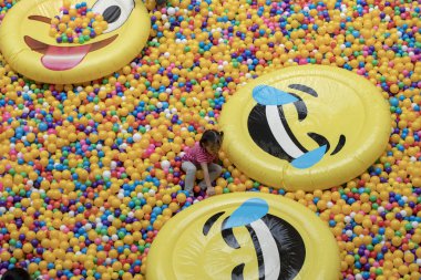 Manila, Filipinler - 22 Mart 2018: kız oynar renkli topları, bir alışveriş merkezi, Çocuk Bahçesi. Top havuzuna göstermek çocuklar için. Airballoons top havuzunda gülümse. Filipin kız oyun