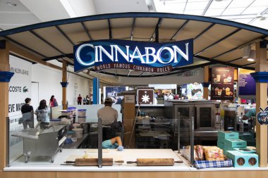 Manila, 22 Mart 2018 - Sm Mall of Asia alışveriş dükkanında Cinnabon. Tarçın Rulo lokanta köşede. Alışveriş Merkezi Gıda mahkeme. Tatlı ekmek markası mağaza önünde üzerinde. Ünlü bakeshop Zinciri