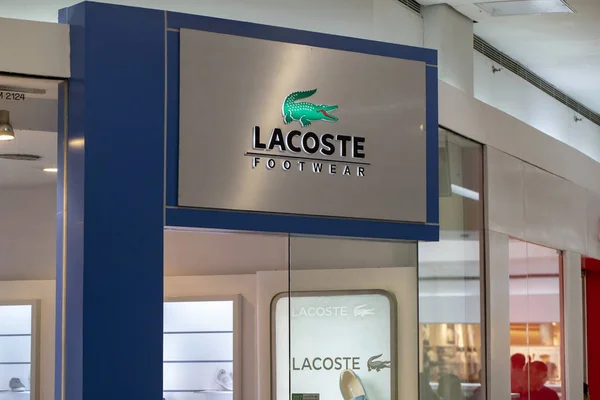 Manila Philippinen März 2018 Lacoste Markenname Auf Dem Schaufenster Einem — Stockfoto