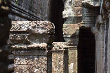 Eski harabe Ta Prohm Tapınağı, Angkor Wat karmaşık, Siem Reap, Kamboçya. Ayağı harabe üzerinde oyma taş. Popüler turistik hedef yer. Seyahat ve gezi Angkor içinde. Antik Khmer mimarisi