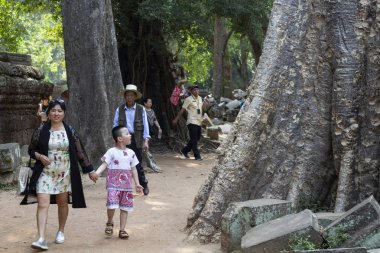 Siem Reap, Kamboçya - 27 Mart 2018: Angkor Wat karmaşık Çinli turist. Çinli turist seyahat. Asya Turizm Kamboçya'da. Anne ve çocuk eski tapınakta yürümek. Tur grup Kamboçyalı yolculuk