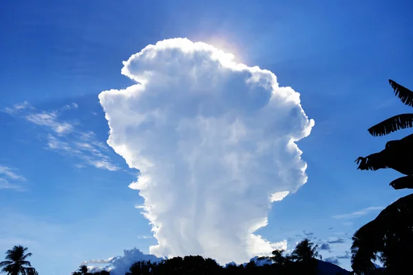 구름입니다 배경입니다 Cloudscape 화면입니다 구름과 햇빛으로 목가적인 마천루입니다 — 스톡 사진