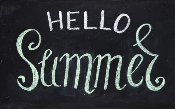 黒板にチョークでこんにちは夏の碑文 こんにちは夏の手描きイラスト 夏のレタリング 休暇や休日のシーズン バナー テンプレート 学校の黒板に休日の挨拶 チョークの単語 — ストック写真