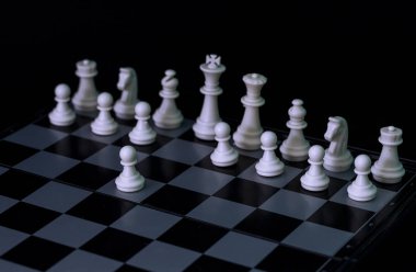 Beyaz satranç figürleri gemide. Beyaz satranç oyunu başlatmak için sırayla ayarlayın. Beyaz piyon E2-E4 kareli tahta üzerinde hareket ettirin. Satranç heykelcik sipariş. Şah mat oyunu banner şablon. Fikri spor. Taktik oyunu