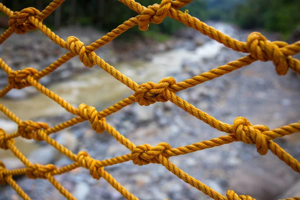 Gelbes Netz Auf Flusslandschaft Hintergrund Rustikales Marine Seilnetz Mit Knoten — Stockfoto