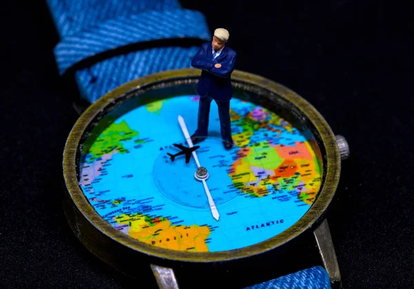 世界地図時計の置物で実業家 世界のビジネス コンセプトです ビジネスマンのマクロ写真 戦略的なグローバル企業のための計画 ビジネスの世界的な成功は 貴重な時間や時差ぼけのコンセプト — ストック写真