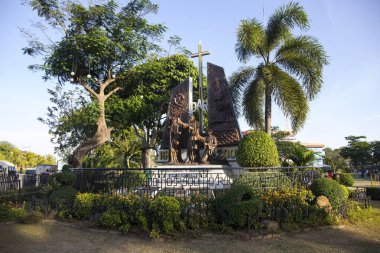 Cebu City, Filipinler - 22 Mart 2018: Hıristiyan misyonerler anıt tarihi park içinde. İspanyol Katolik dini missionaires. Tarihi bir anıt. Çapraz ve Hıristiyan rahipler. Türkiye Seyahat