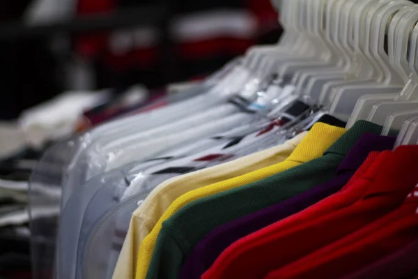 Farbenfrohe Shirts Hängen Zum Verkauf Geschäft Buntes Sommerpolo Auf Kleiderbügel — Stockfoto