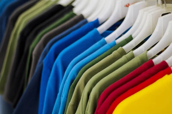 Farbenfrohe Shirts Hängen Zum Verkauf Geschäft Buntes Sommeroberteil Auf Kleiderbügel — Stockfoto