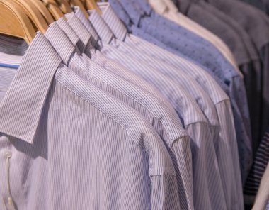 Askı erkekler forması. Resmi erkekler dükkanda giyer. Alışveriş Merkezi askı satır. Beyaz çizgili forma gömlek. Office kıyafetler satmak ve satın almak için. Adam için Office stili. Formal giyim moda mağaza