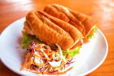 Fransız baget ile ahşap masa salataya. Zengin bir Avrupa tarzı kahvaltı. Lezzetli lezzetli Baget. Sandvich sebze ile. Kahvaltı yemek için. Sağlıklı gıda afiş şablon.