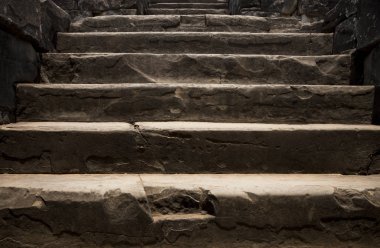 Eski taş merdiven. Antik tapınak iç. Antik taş merdivenle. Tarihi site konsept fotoğraf duvar kağıdı veya arka plan için. Angkor Wat kaba merdiven. Yaşlı taş çatlaklar ile çalışır. Turistik yer