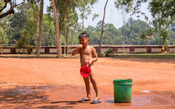Siem Reap Cambodia April 2018 Young Boy Plays Water Street — Stock Photo, Image