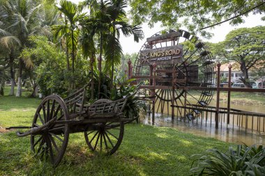 Siem Reap, Kamboçya - 27 Mart 2018: rustik ahşap taşıma ve su değirmeni tekerlek. Ahşap watermill tekerlek. Geleneksel khmer köy manzara. Eski ahşap sepeti ve değirmen. Kamboçya'da turistik yer